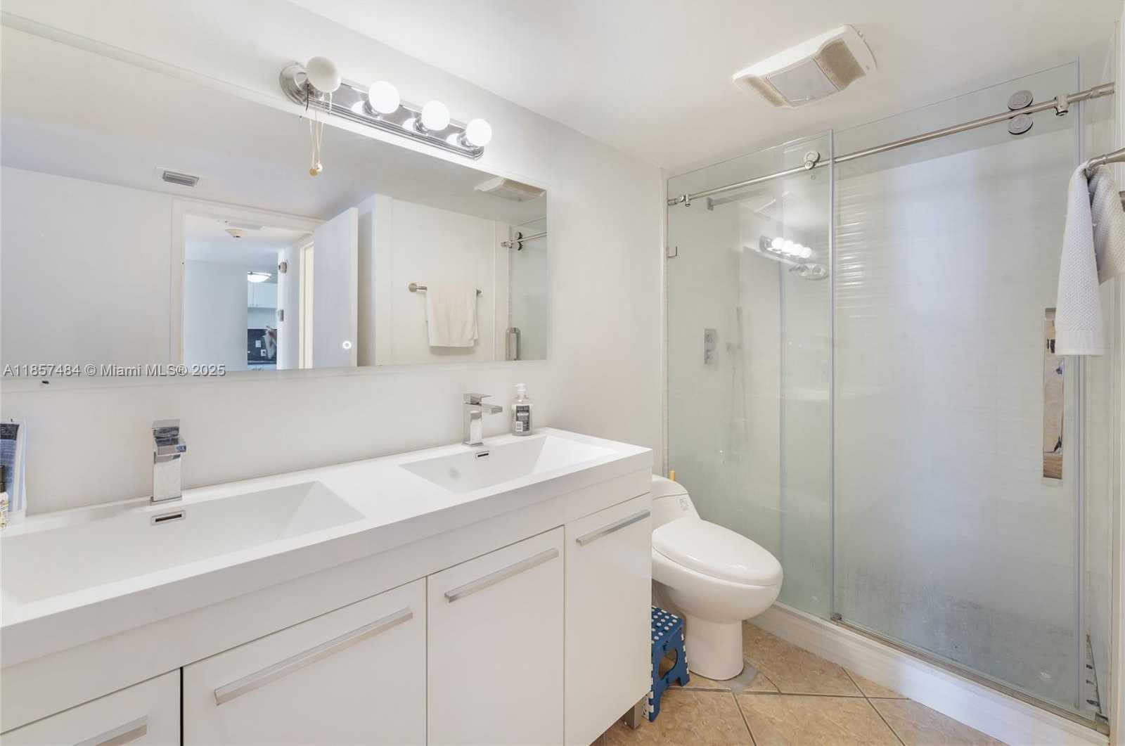 Small Image of 100 BAYVIEW DR #1411, Sunny Isles Beach Number 9