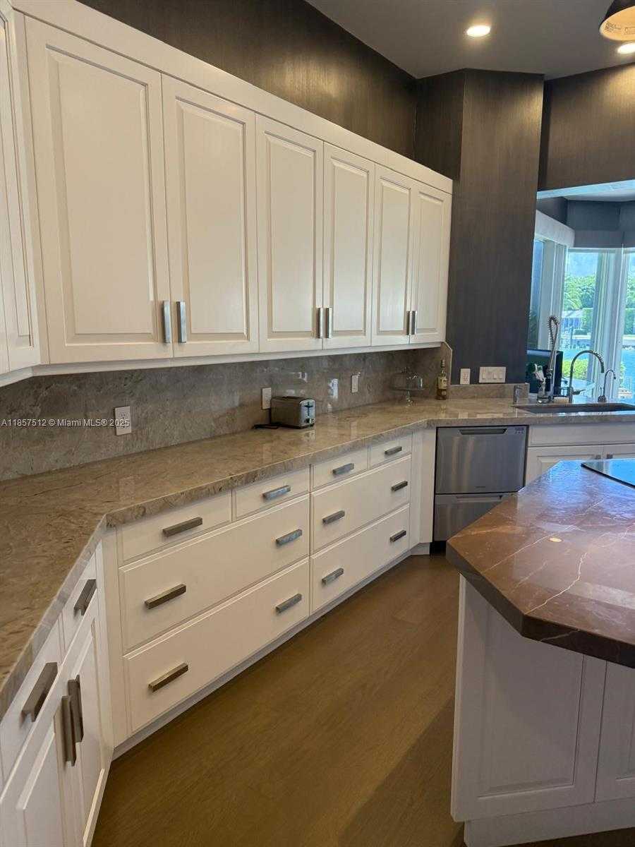 Small Image of 6500 NORTH BAY RD, Miami Beach Number 12