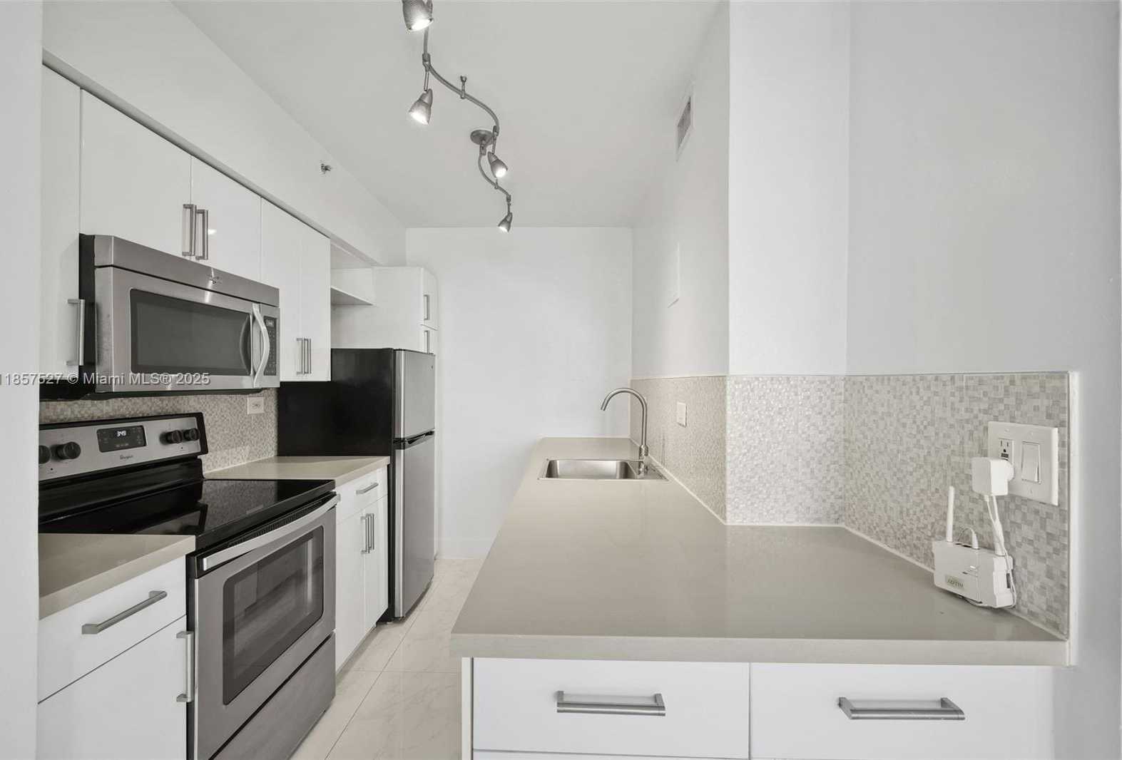 Small Image of 1500 BAY RD #S-0936, Miami Beach Number 4