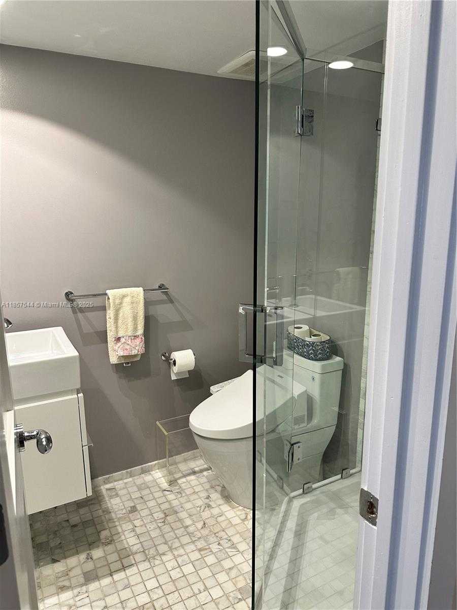 Small Image of 2 GROVE ISLE DR #B1501, Miami Number 7