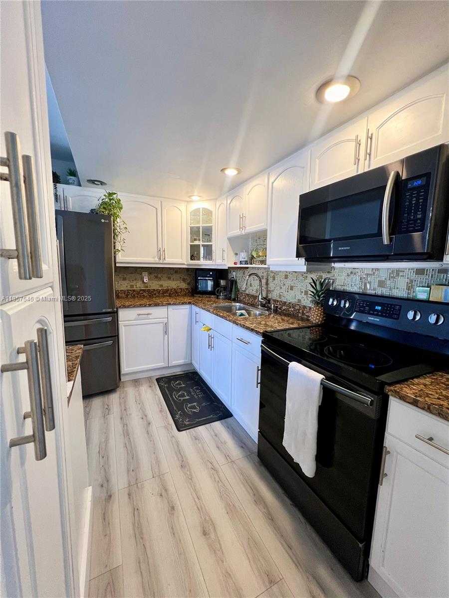 Small Image of 4154 WEST 10TH LN #19, Hialeah Number 2