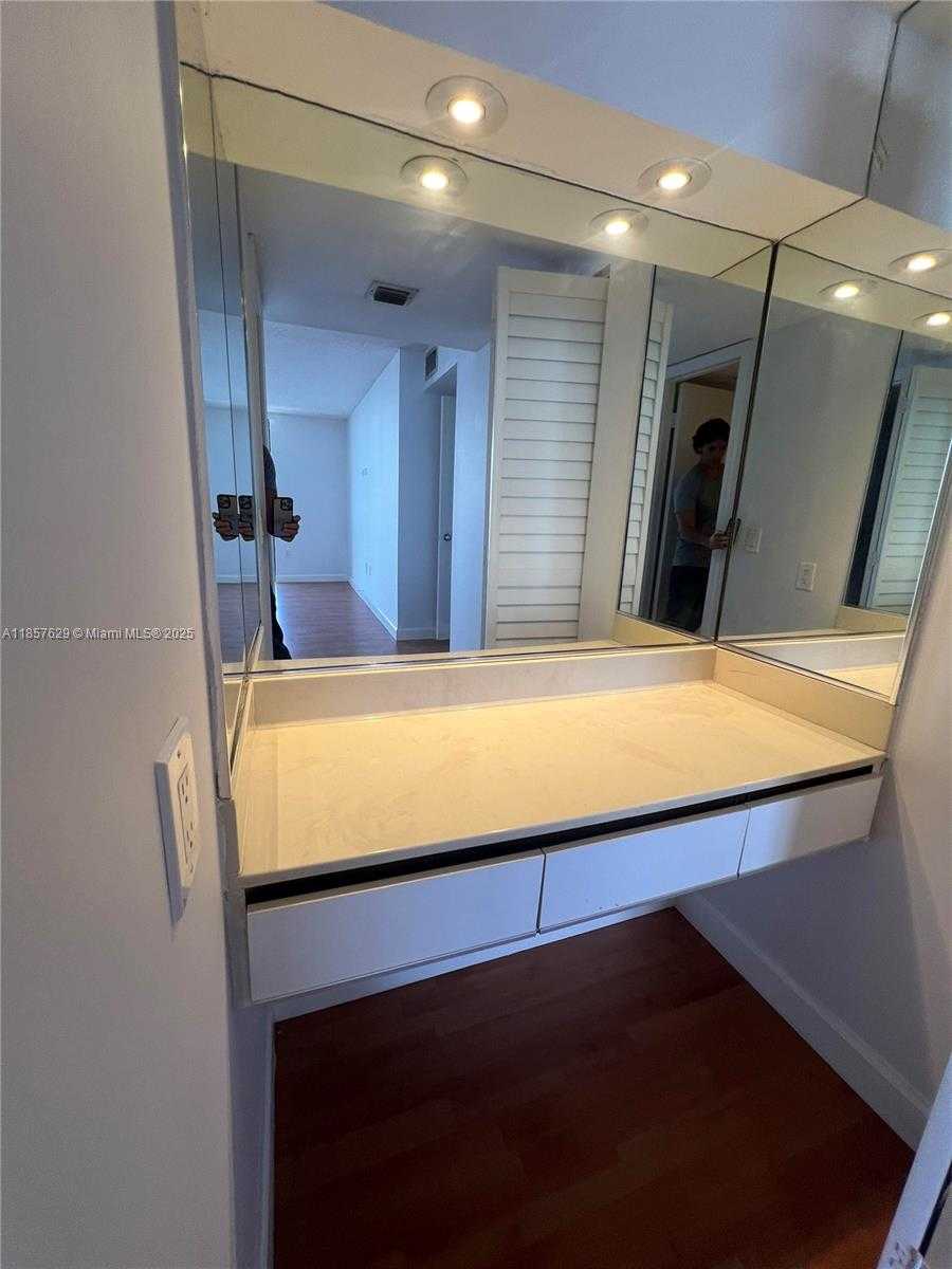 Small Image of 17500 NORTH BAY RD #S907, Sunny Isles Beach Number 20