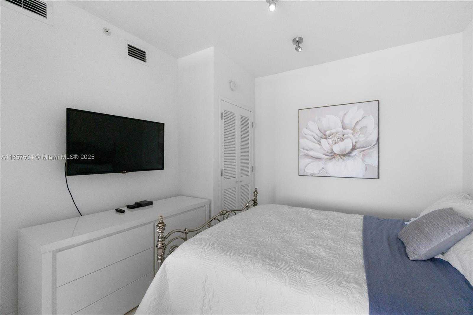 Small Image of 100 LINCOLN RD #PH14, Miami Beach Number 12