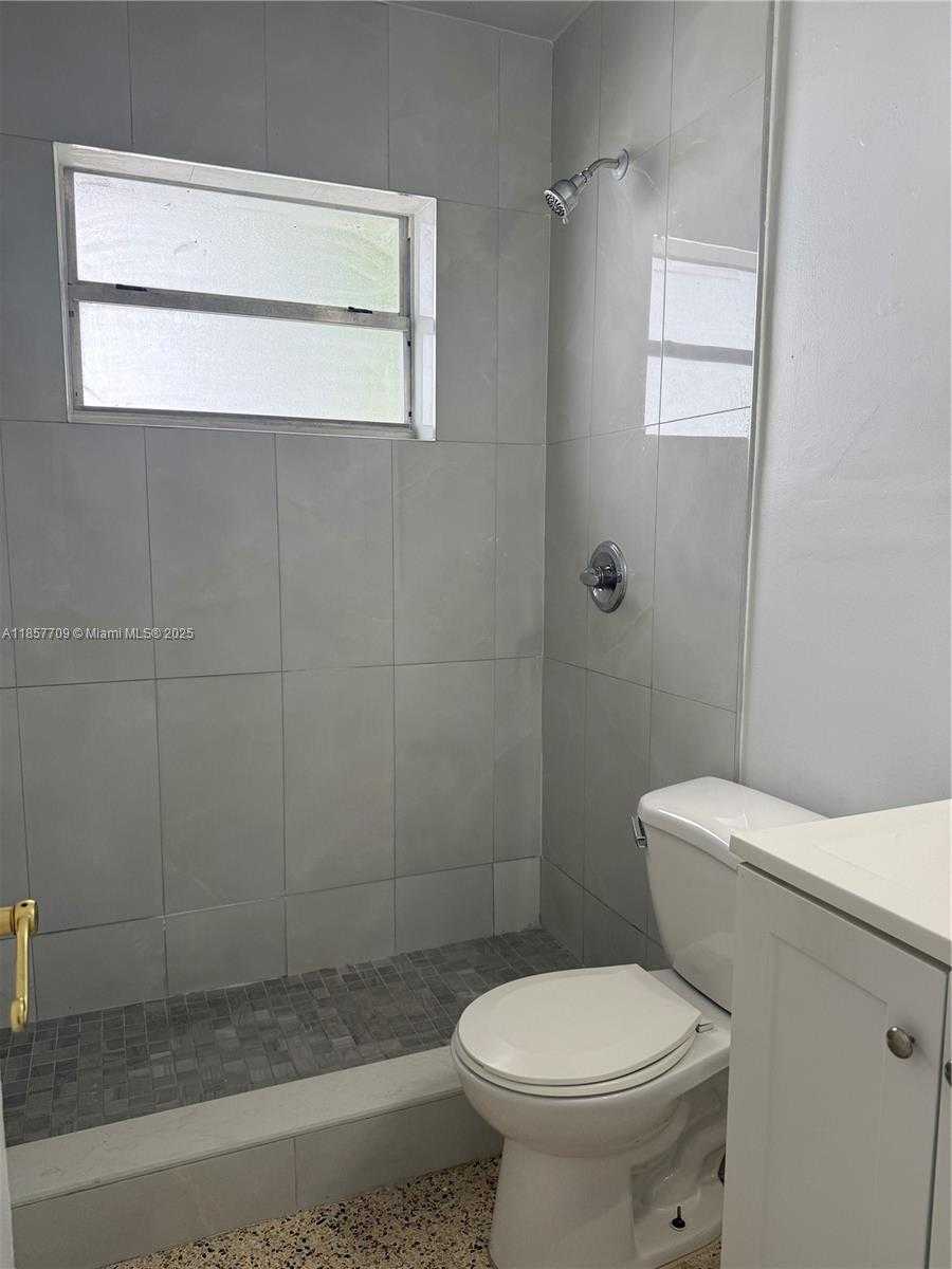 Small Image of 320 WEST 10TH ST #1, Hialeah Number 6