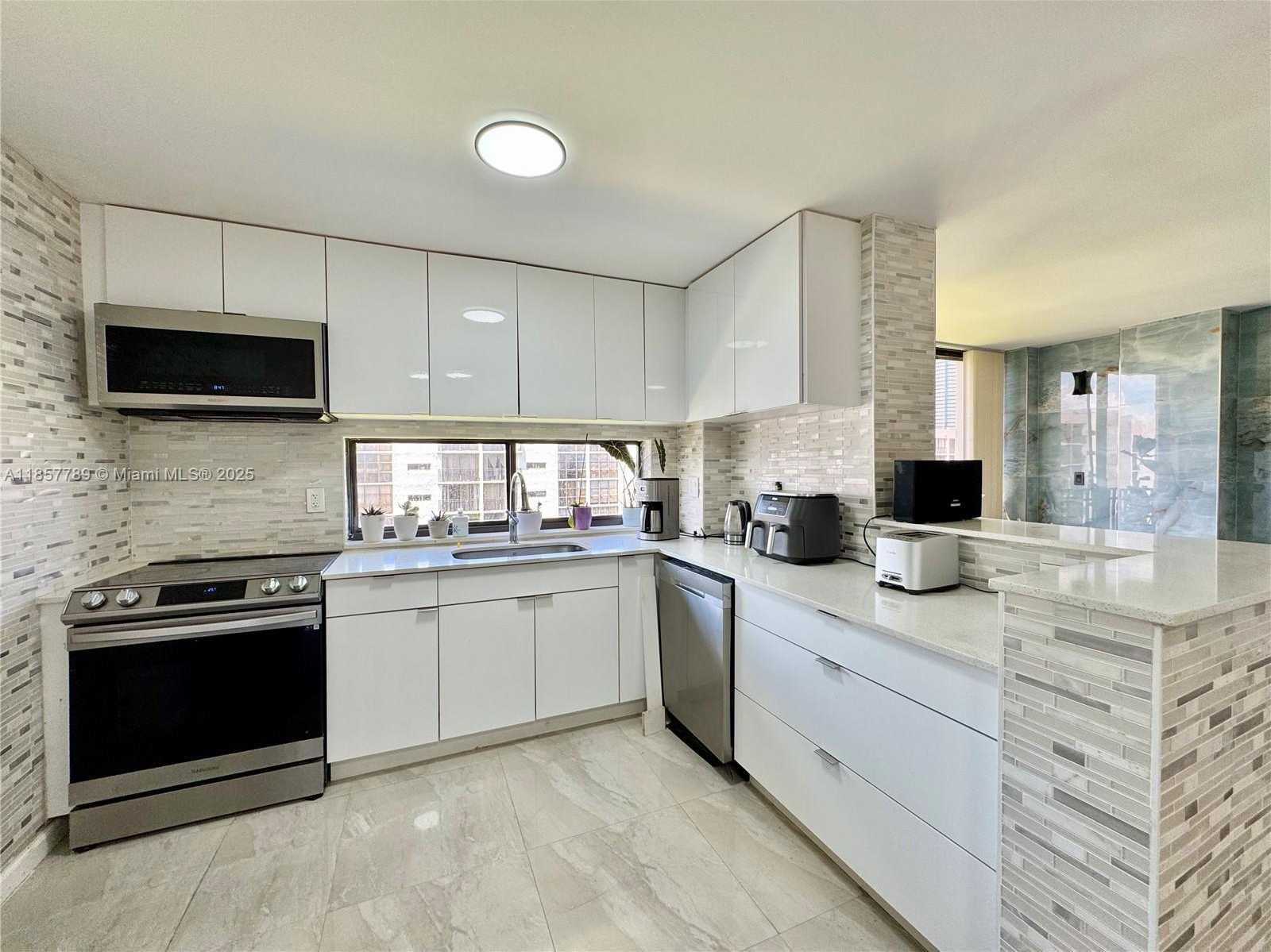 Small Image of 17011 NORTH BAY RD #902, Sunny Isles Beach Number 9