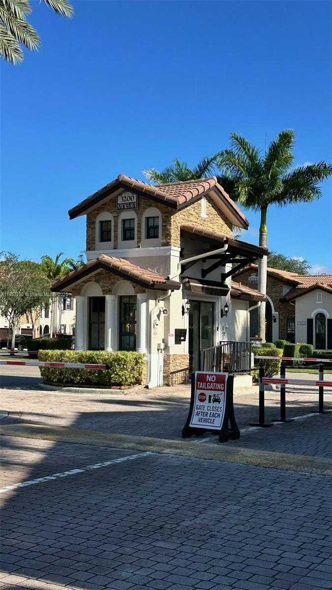 Small Image of 3173 NORTH WEST 102ND PATH #3173, Doral Number 7