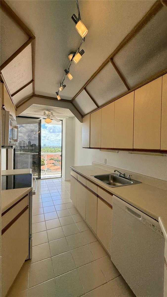 Small Image of 3610 YACHT CLUB DR #1214, Aventura Number 8