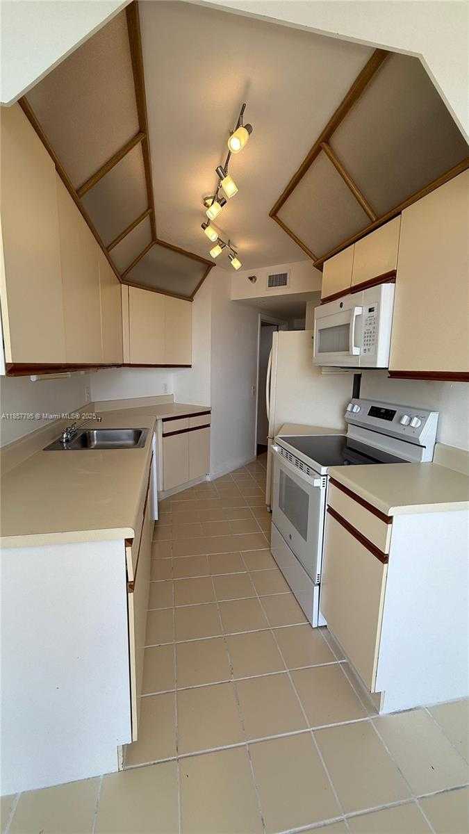 Small Image of 3610 YACHT CLUB DR #1214, Aventura Number 9
