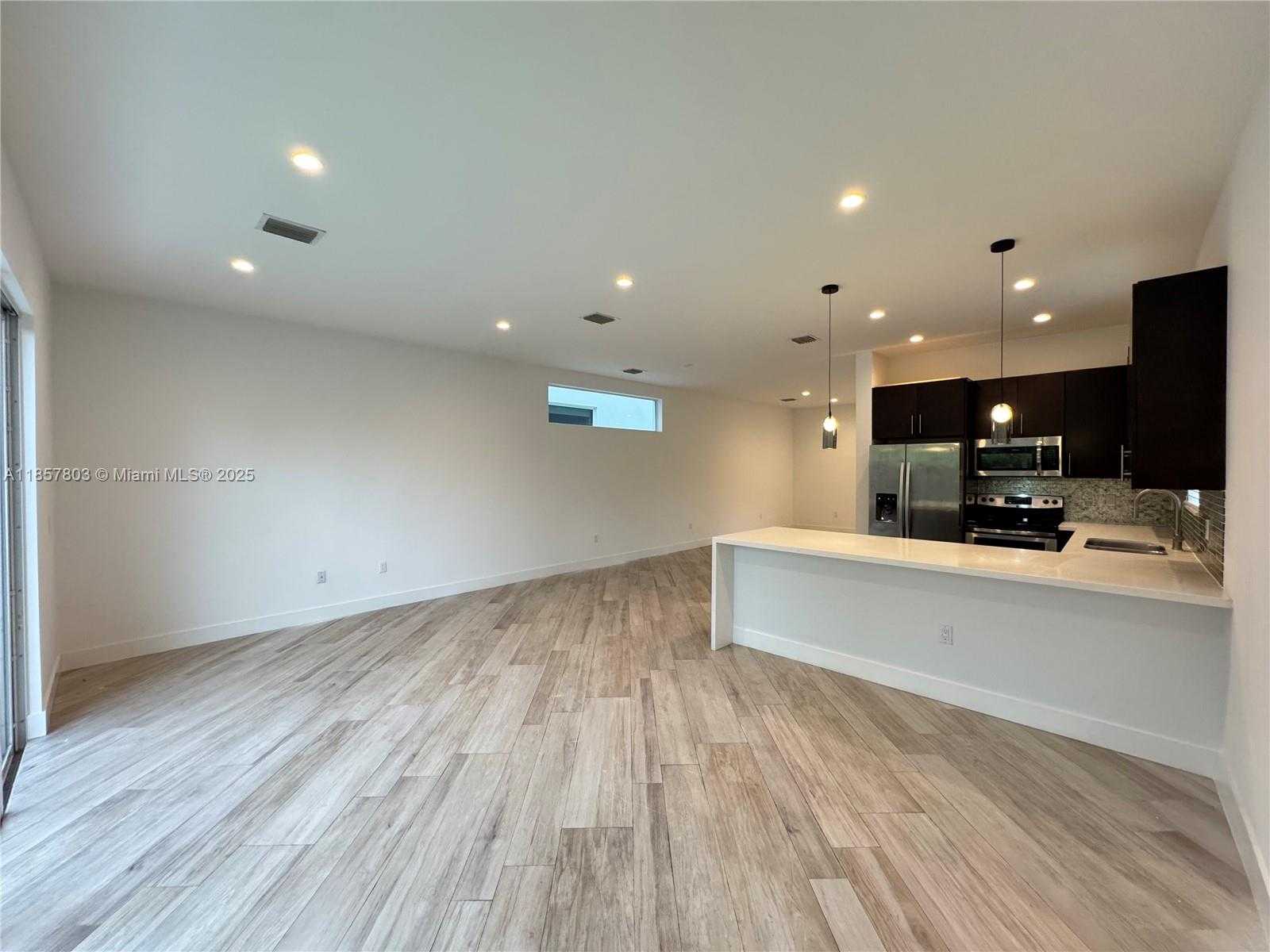 Small Image of 2933 SOUTH WEST 27TH TER, Miami Number 10