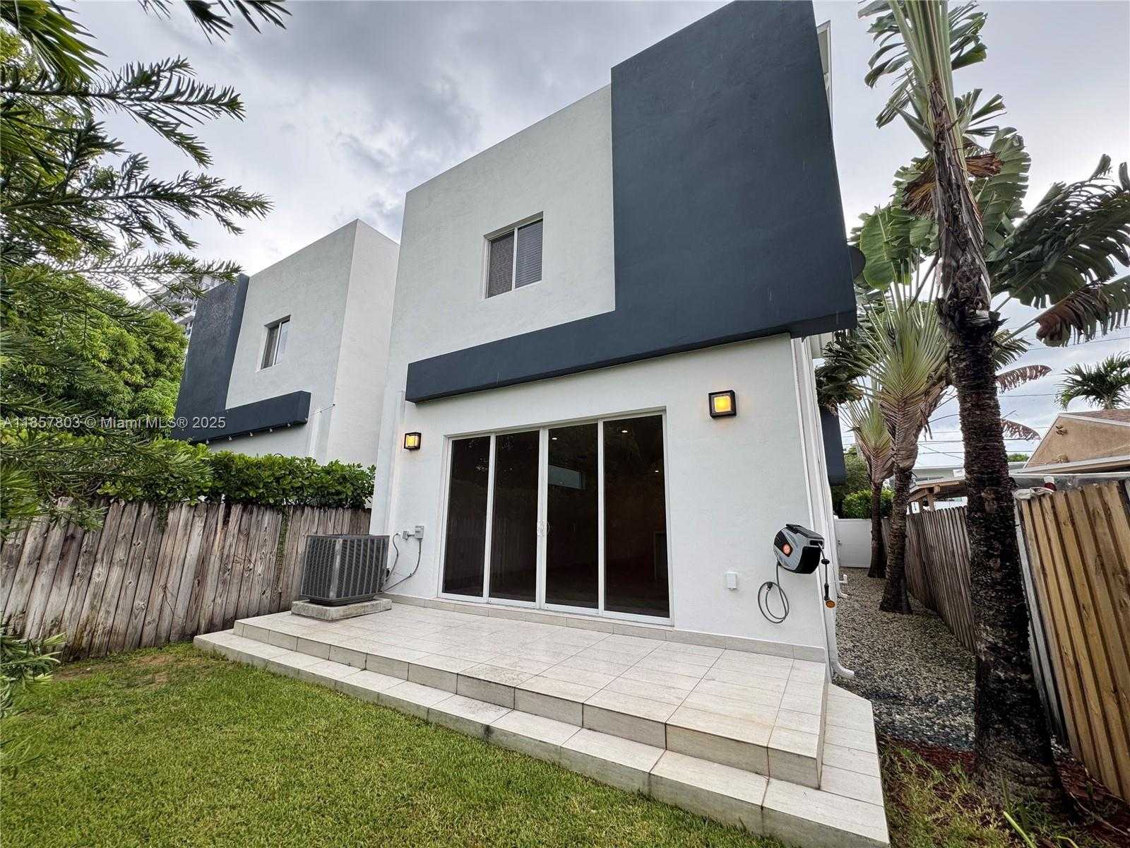 Small Image of 2933 SOUTH WEST 27TH TER, Miami Number 13