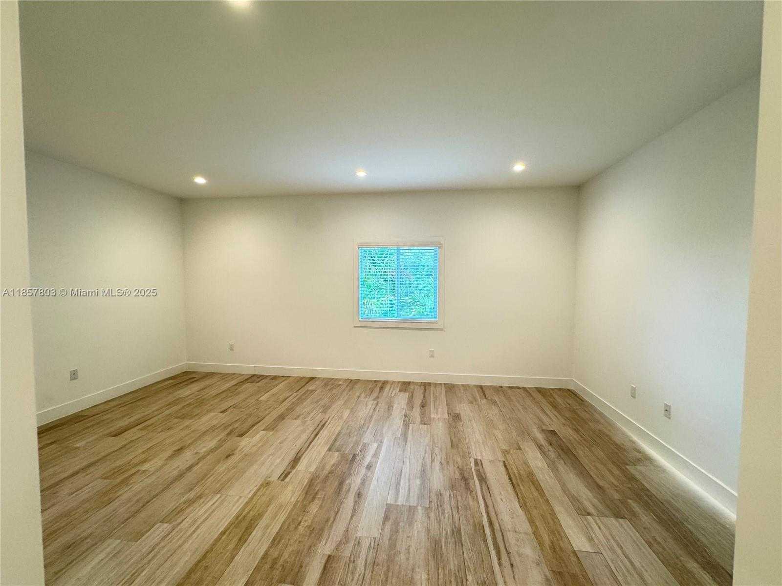 Small Image of 2933 SOUTH WEST 27TH TER, Miami Number 21