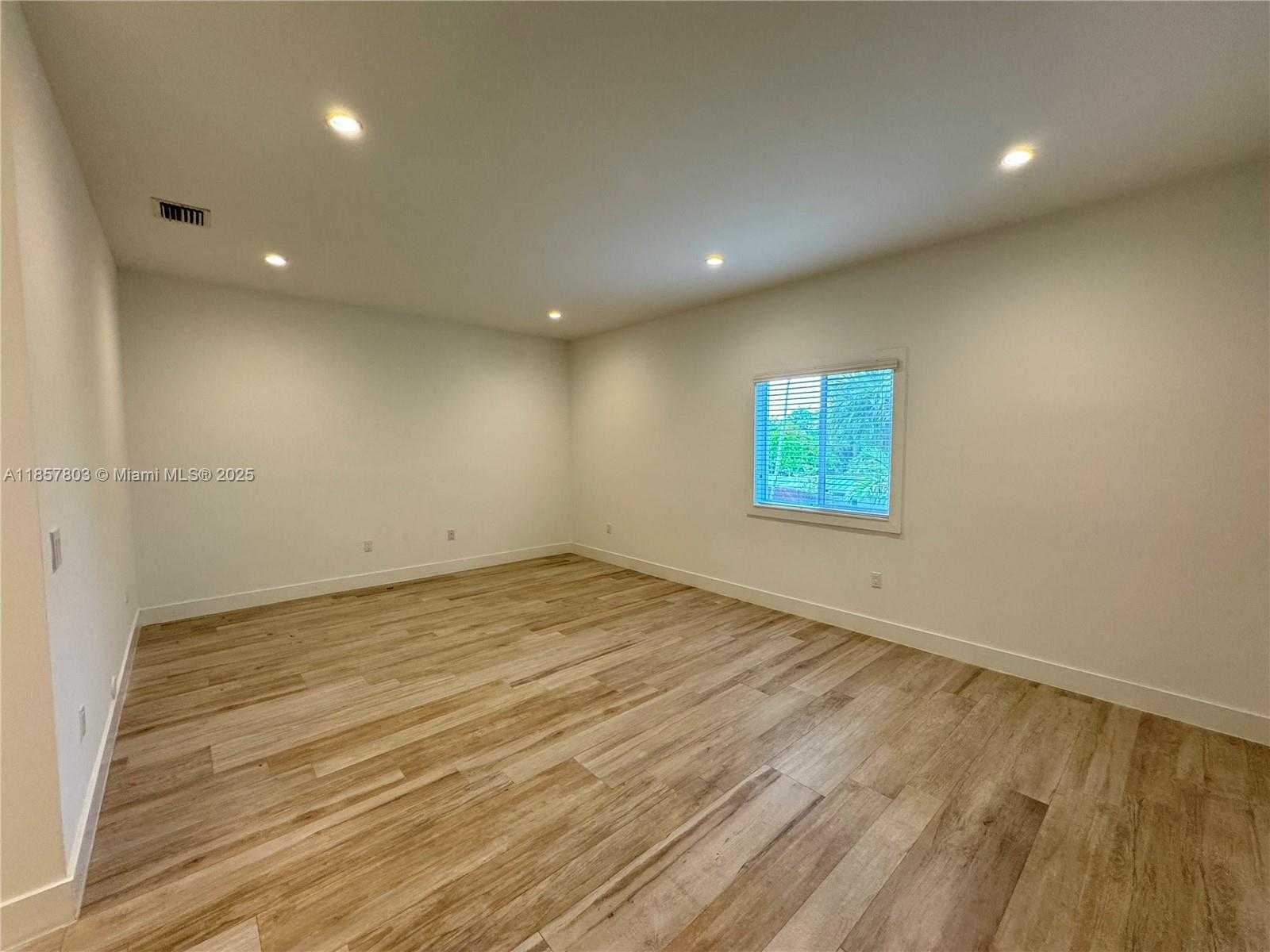 Small Image of 2933 SOUTH WEST 27TH TER, Miami Number 22