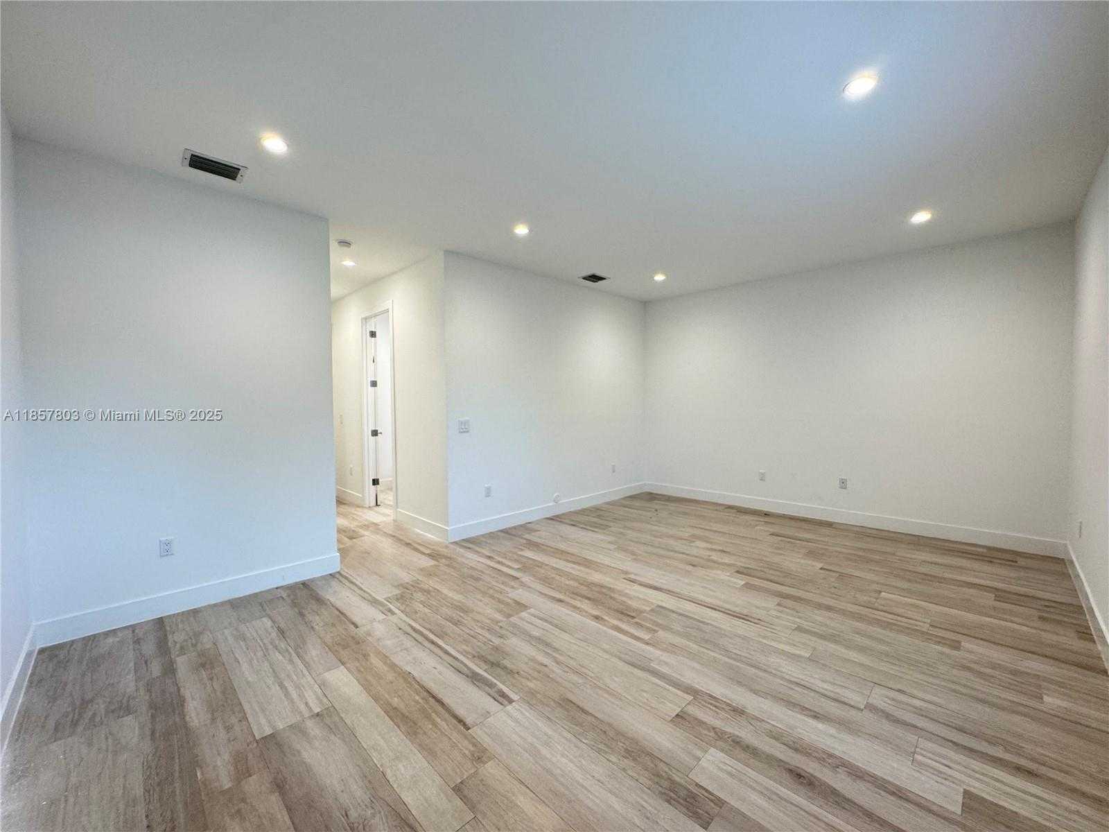 Small Image of 2933 SOUTH WEST 27TH TER, Miami Number 23