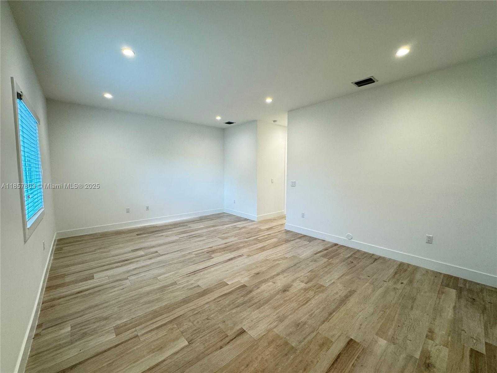 Small Image of 2933 SOUTH WEST 27TH TER, Miami Number 24