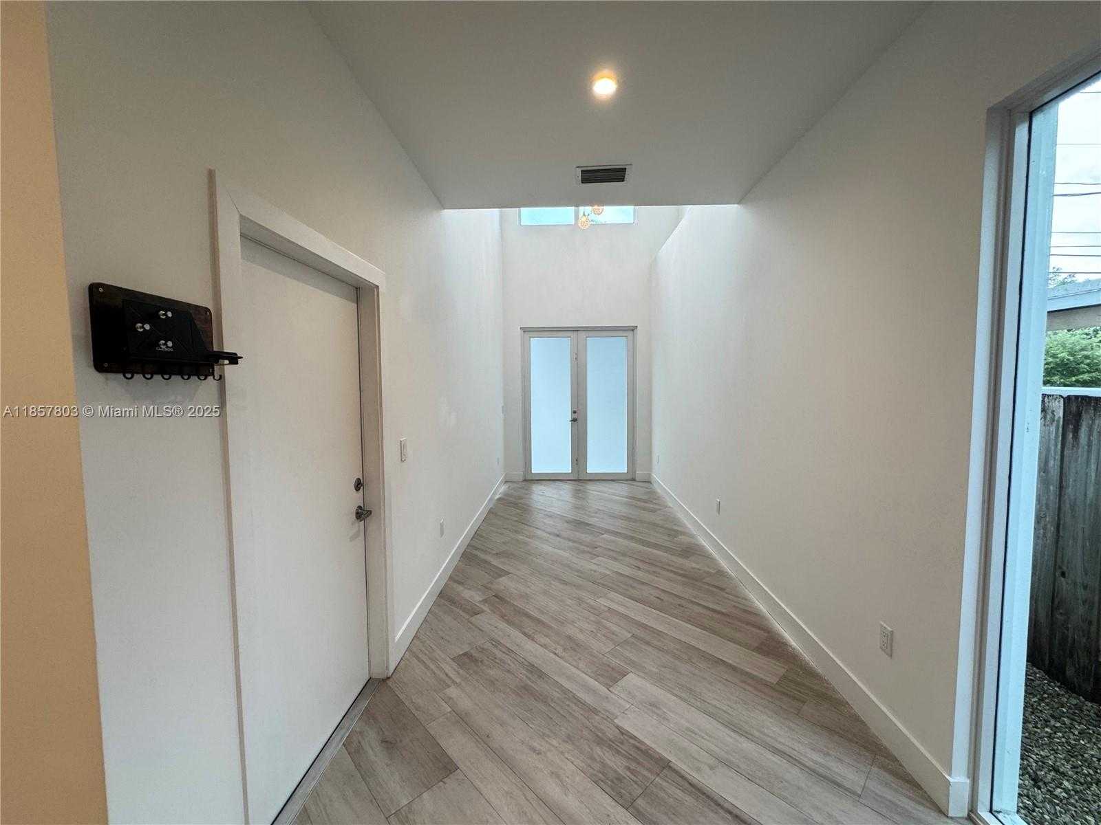 Small Image of 2933 SOUTH WEST 27TH TER, Miami Number 3