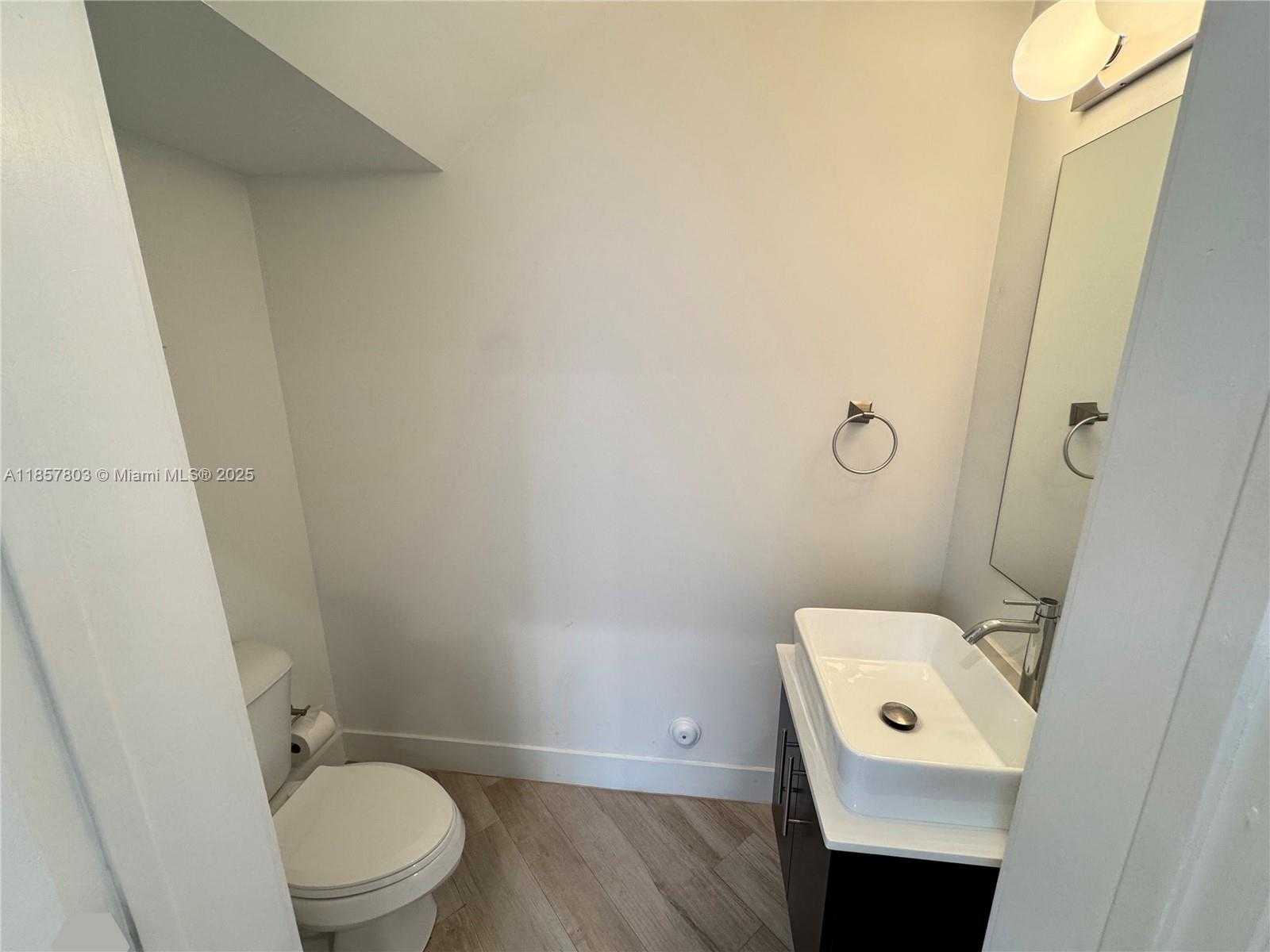 Small Image of 2933 SOUTH WEST 27TH TER, Miami Number 5