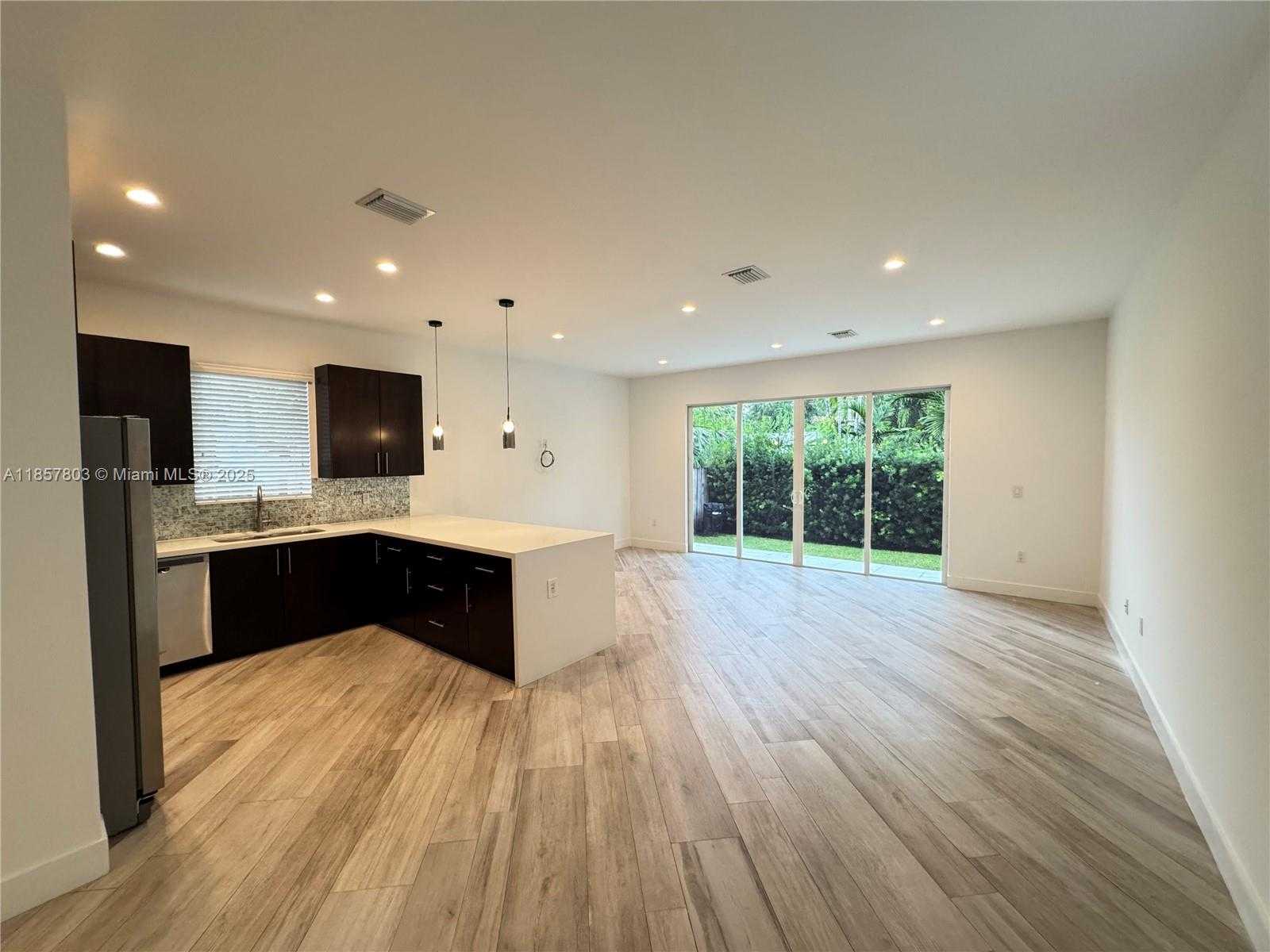 Small Image of 2933 SOUTH WEST 27TH TER, Miami Number 7