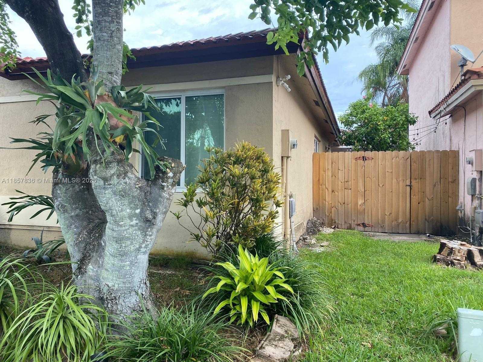 Small Image of 9051 SOUTH WEST 215TH TER, Cutler Bay Number 4