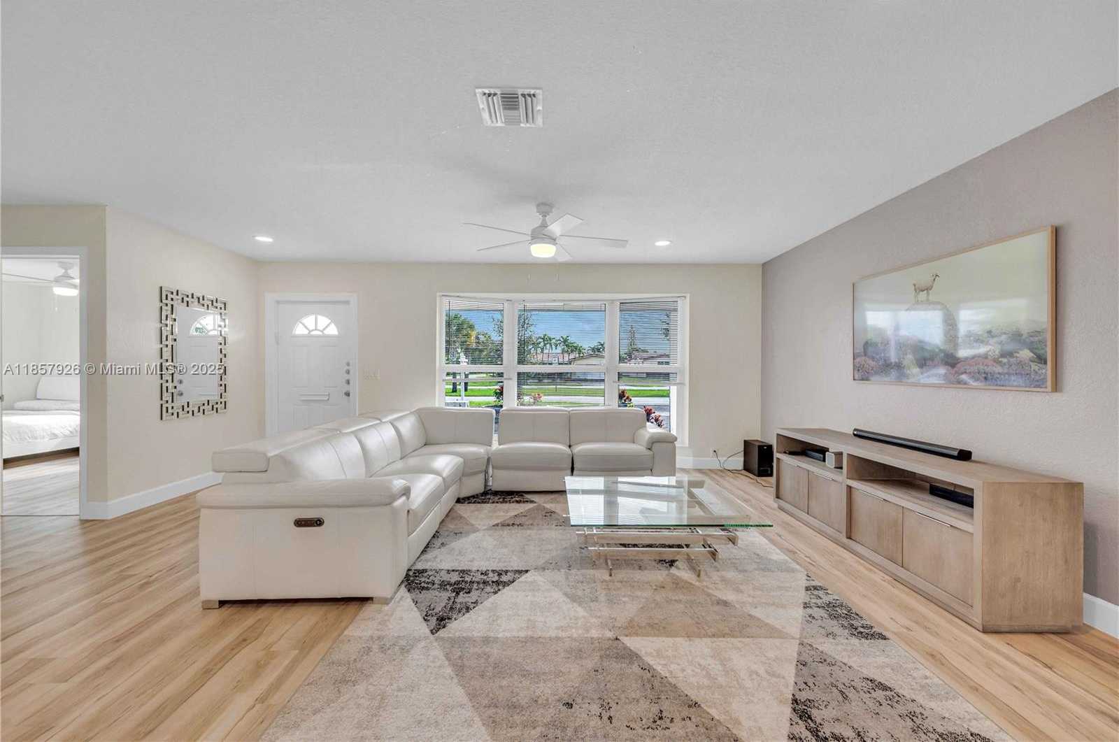 Small Image of 4901 WEST PARK RD, Hollywood Number 3