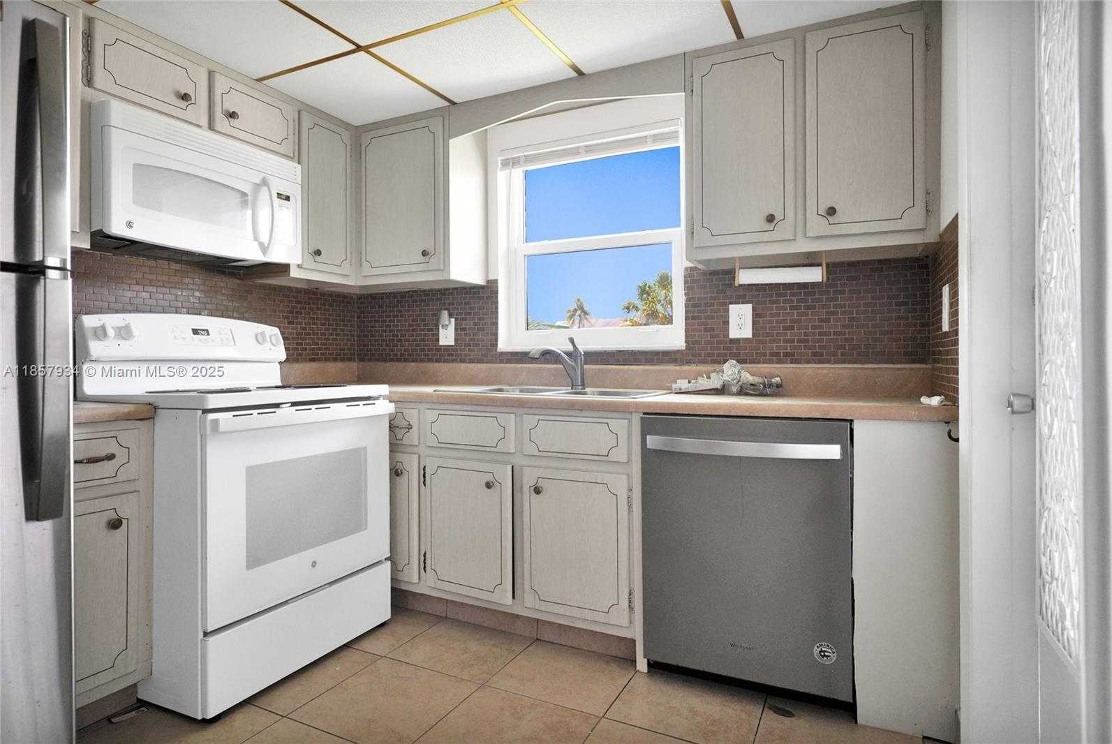 Small Image of 5300 WASHINGTON ST #I205, Hollywood Number 4