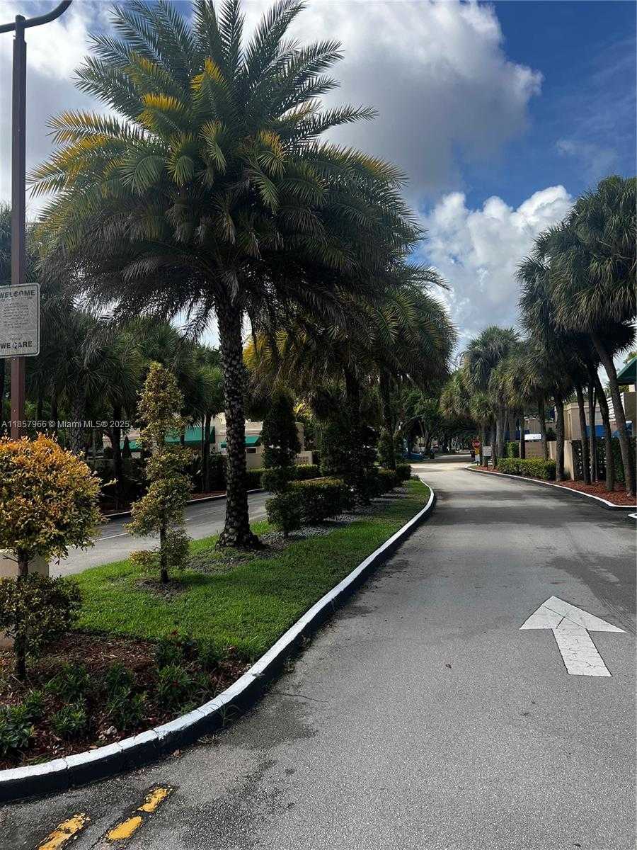 Small Image of 14368 SOUTH WEST 98TH TER, Miami Number 2