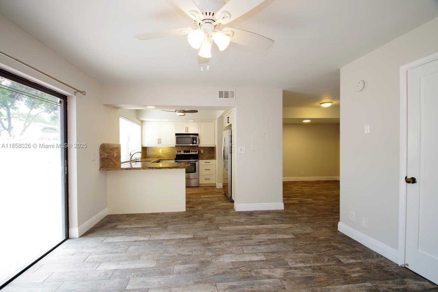 Small Image of 3010 WILLOW LN #264, Hollywood Number 10