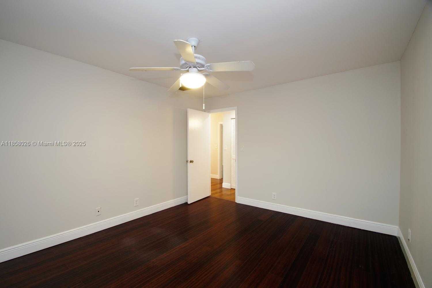 Small Image of 3010 WILLOW LN #264, Hollywood Number 13