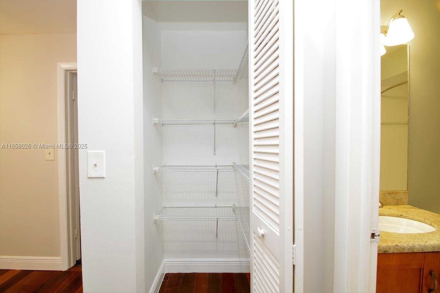 Small Image of 3010 WILLOW LN #264, Hollywood Number 17