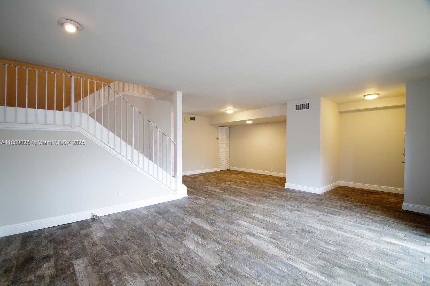 Small Image of 3010 WILLOW LN #264, Hollywood Number 6