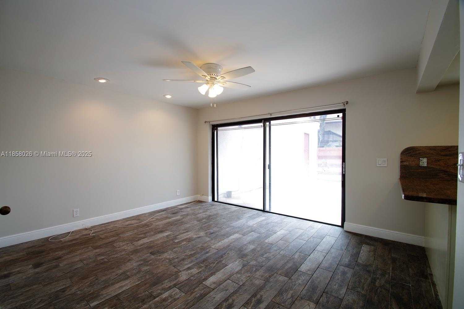 Small Image of 3010 WILLOW LN #264, Hollywood Number 9