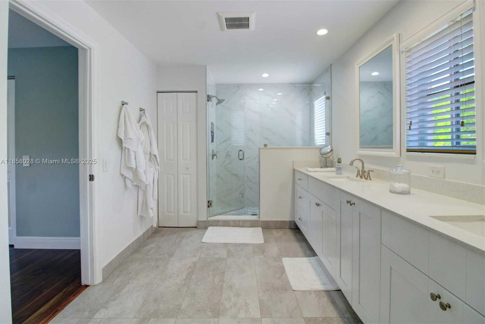 Small Image of 1610 SANDPIPER CIR, Weston Number 35