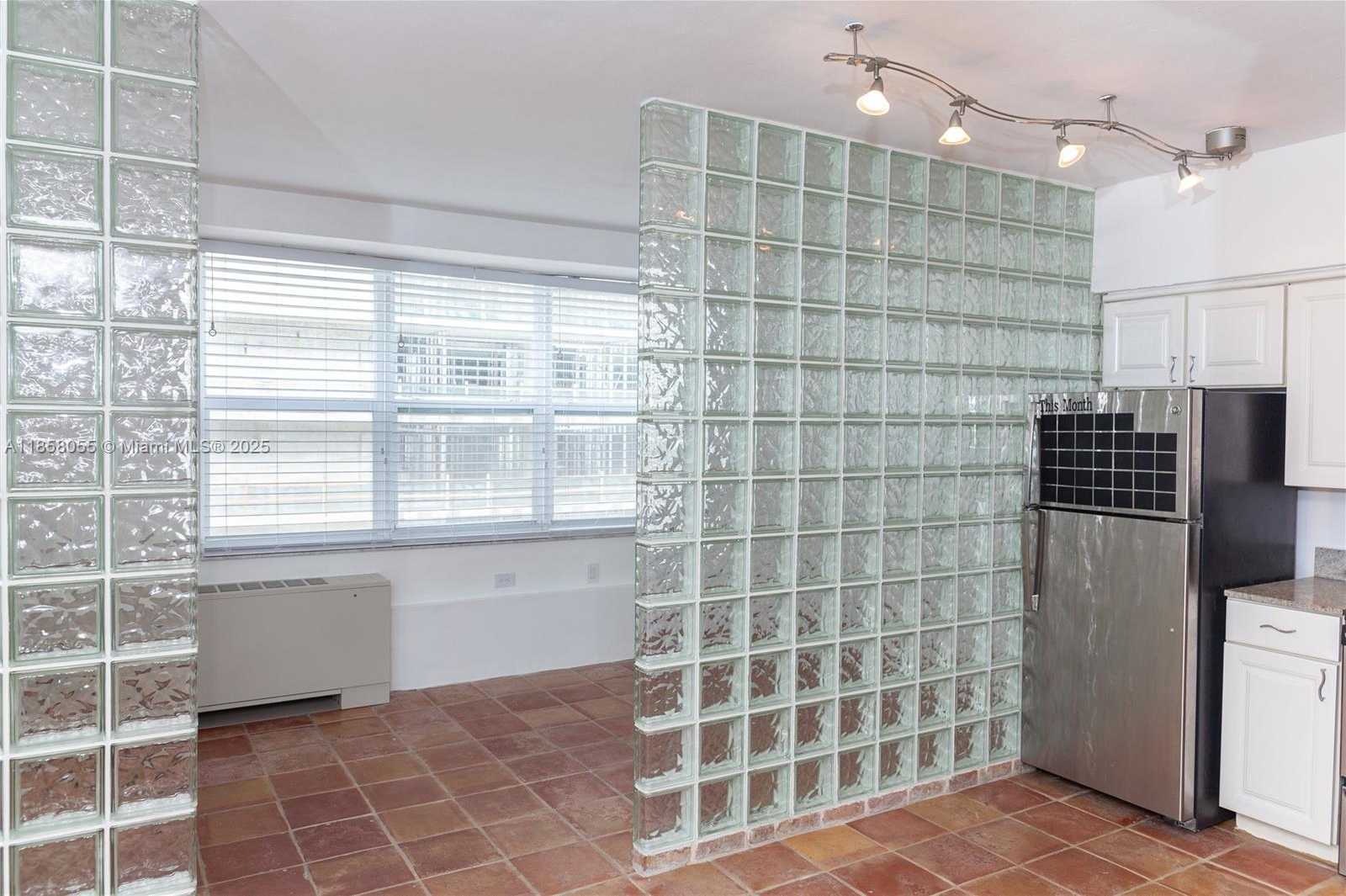 Small Image of 1250 WEST AVE #8R, Miami Beach Number 2