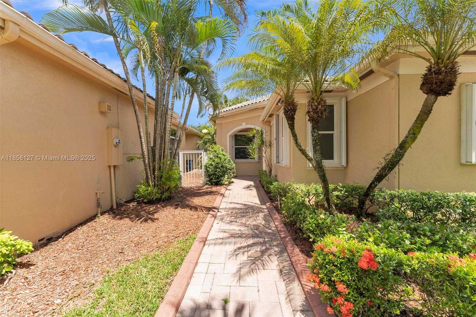 Small Image of 2468 BAY ISLE CT, Weston Number 16