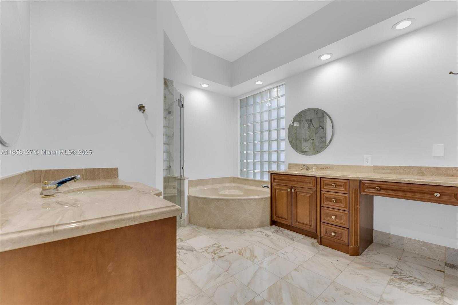 Small Image of 2468 BAY ISLE CT, Weston Number 36