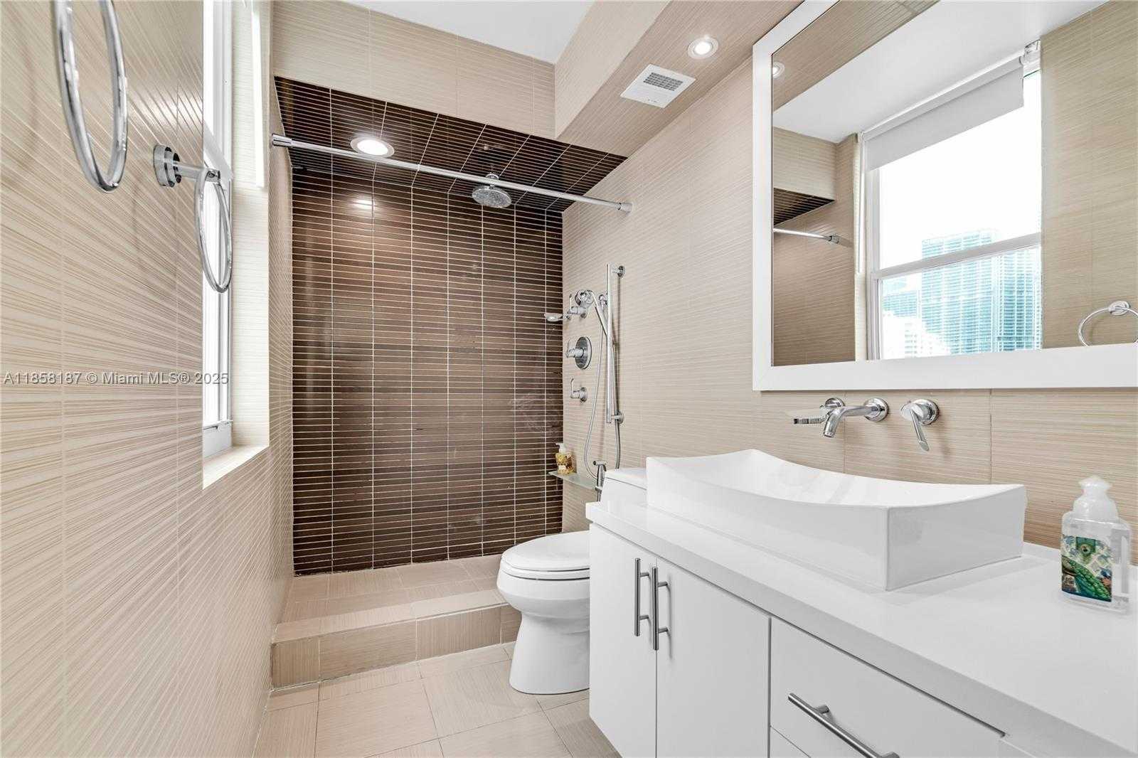 Small Image of 800 CLAUGHTON ISLAND DR #1601, Miami Number 15