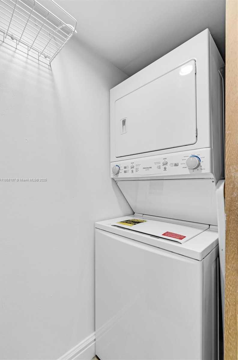Small Image of 800 CLAUGHTON ISLAND DR #1601, Miami Number 22