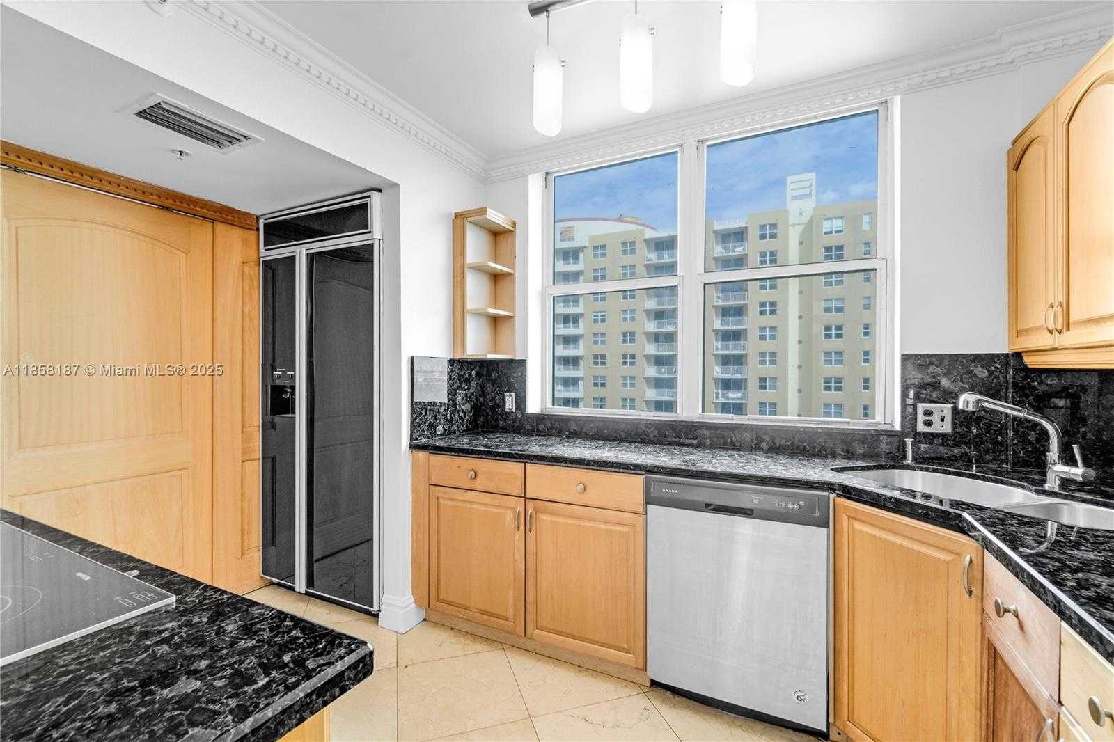 Small Image of 800 CLAUGHTON ISLAND DR #1601, Miami Number 9