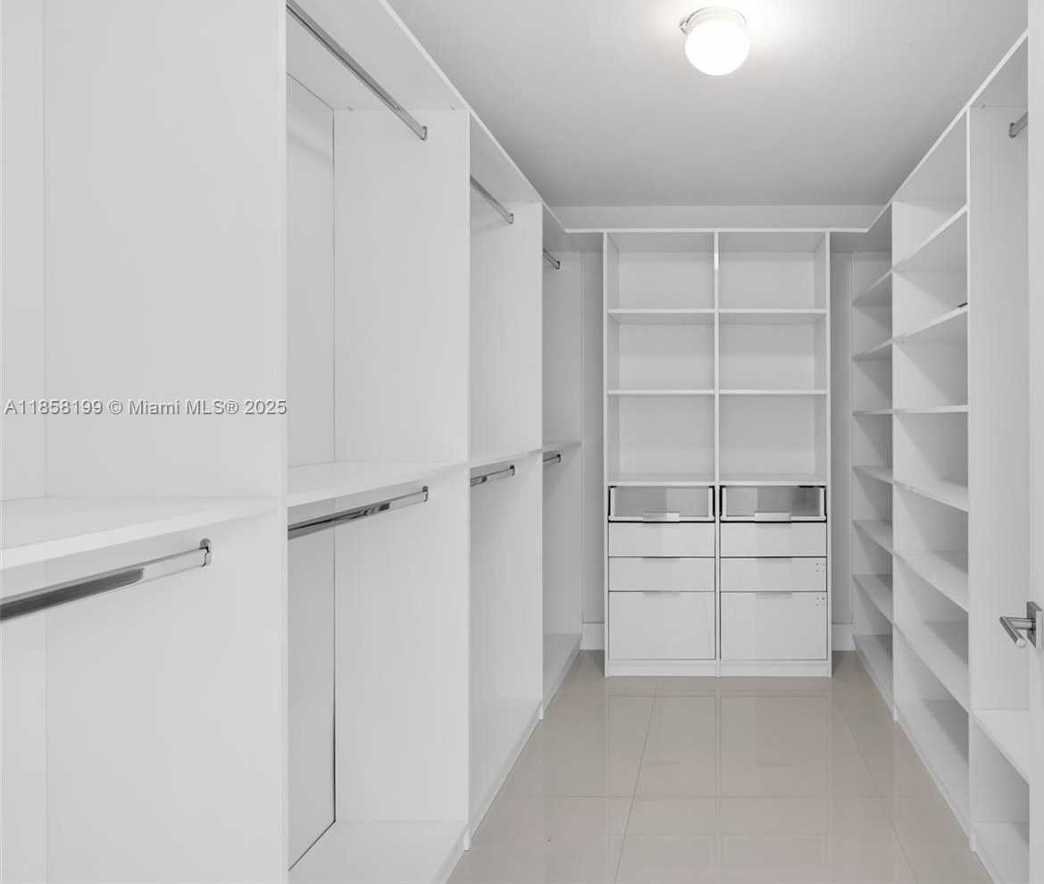 Small Image of 17111 BISCAYNE BL #506-S, North Miami Beach Number 18