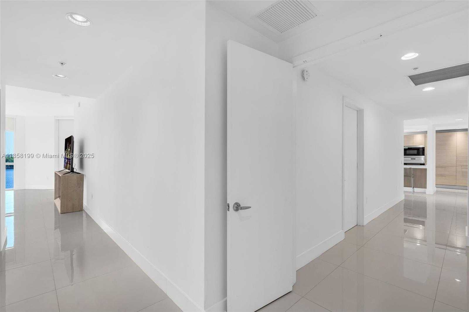 Small Image of 17111 BISCAYNE BL #506-S, North Miami Beach Number 23