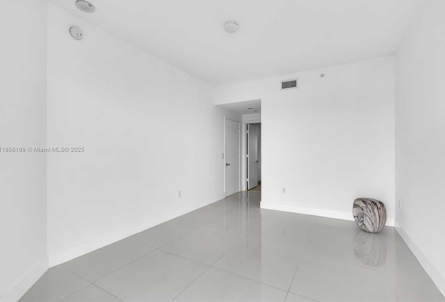 Small Image of 17111 BISCAYNE BL #506-S, North Miami Beach Number 27