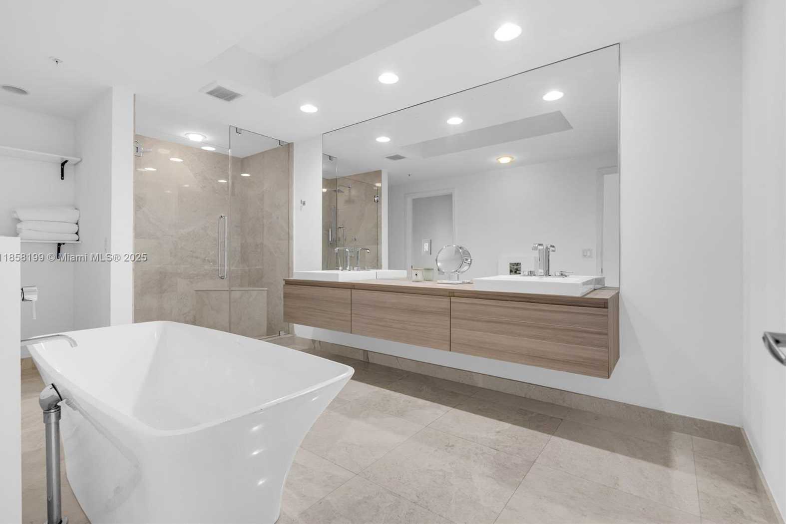 Small Image of 17111 BISCAYNE BL #506-S, North Miami Beach Number 28