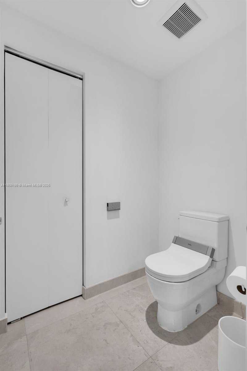 Small Image of 17111 BISCAYNE BL #506-S, North Miami Beach Number 34