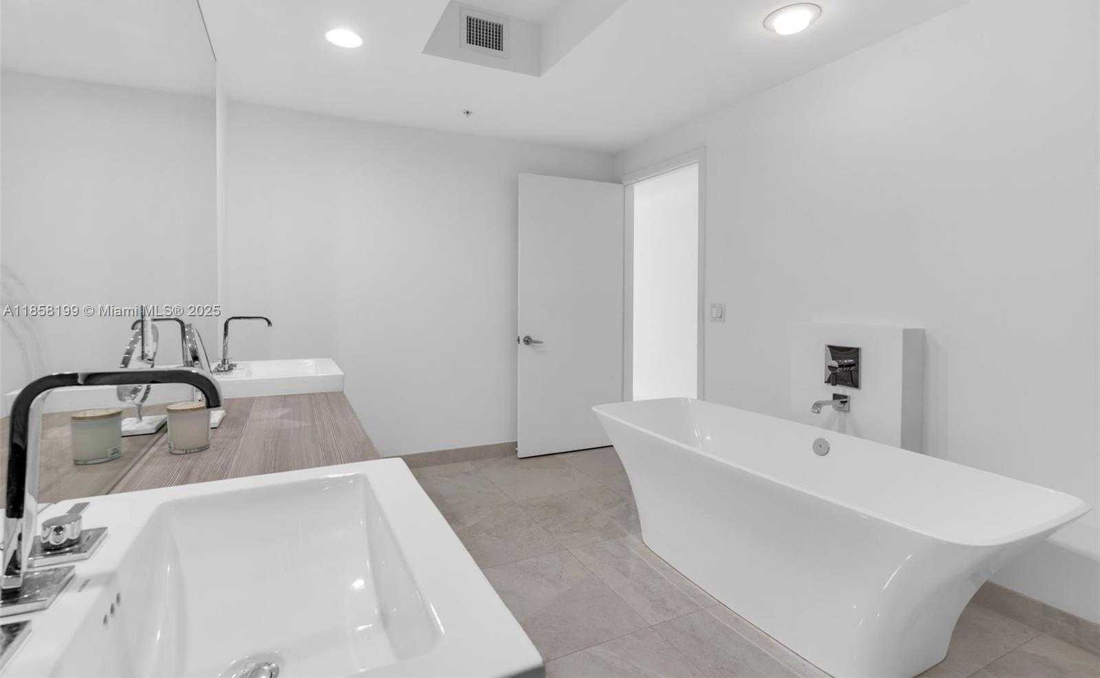 Small Image of 17111 BISCAYNE BL #506-S, North Miami Beach Number 35