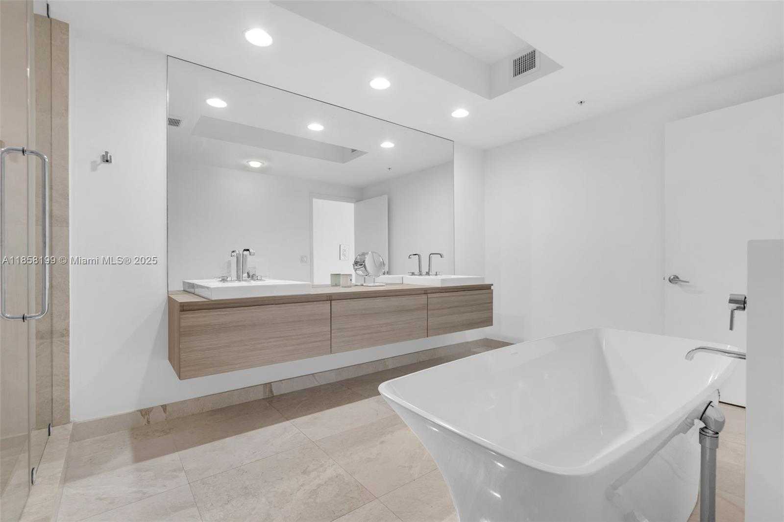 Small Image of 17111 BISCAYNE BL #506-S, North Miami Beach Number 36