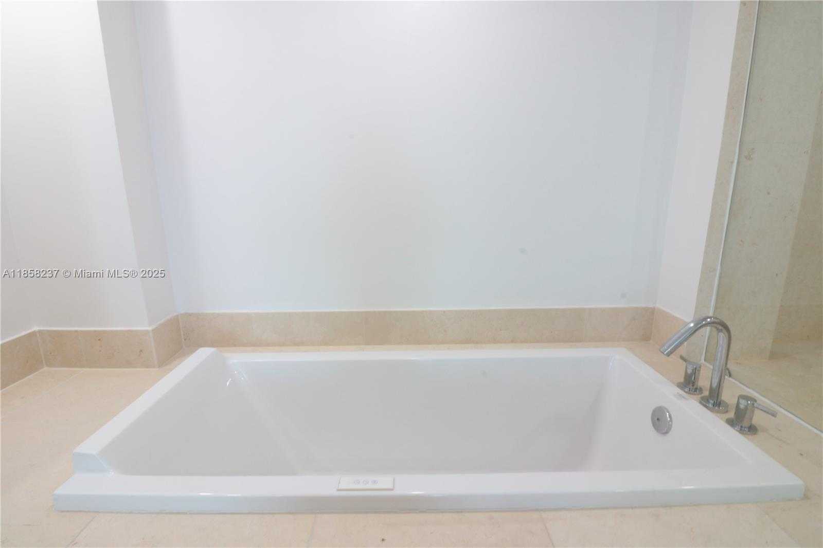 Small Image of 495 BRICKELL AVE #4005, Miami Number 10