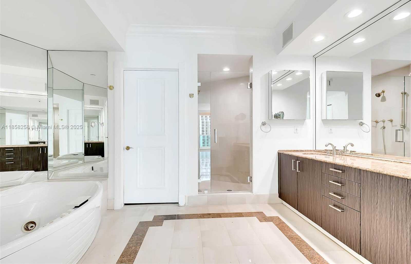 Small Image of 300 SOUTH POINTE DR #2802, Miami Beach Number 12