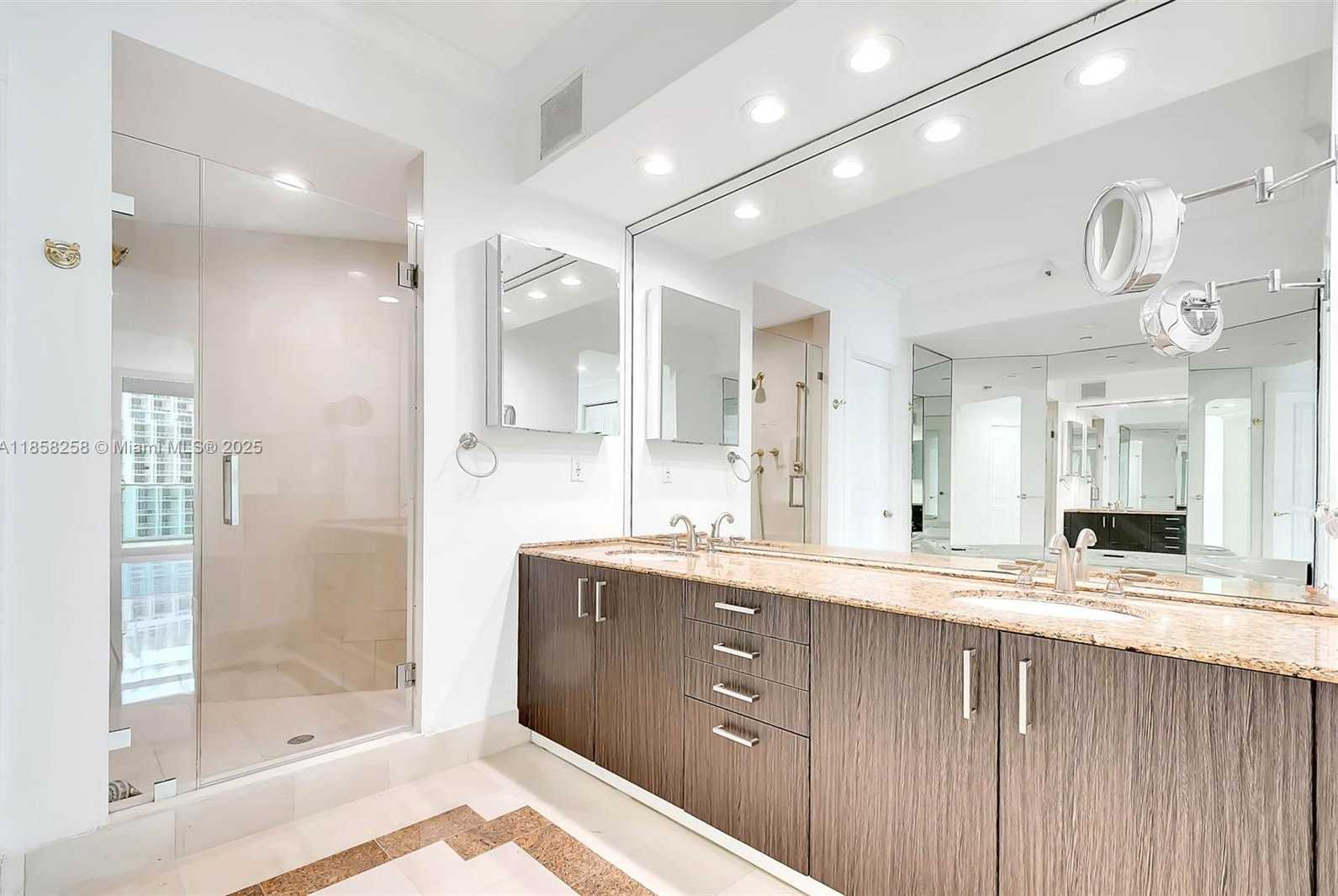 Small Image of 300 SOUTH POINTE DR #2802, Miami Beach Number 13