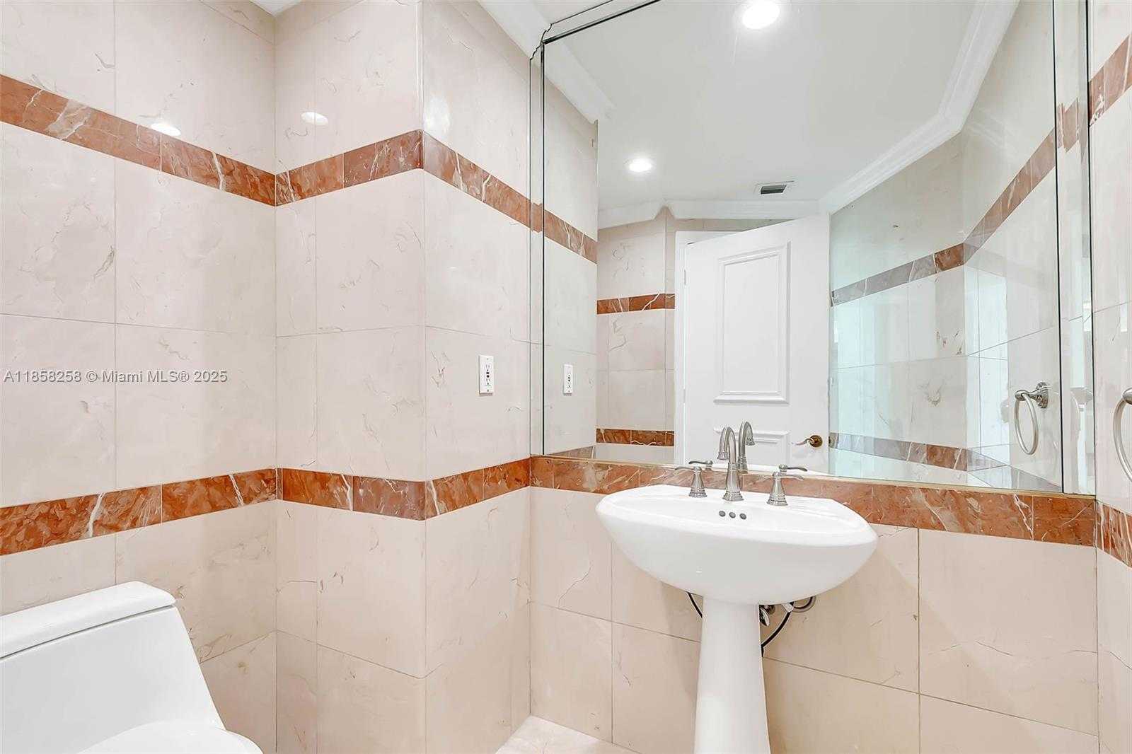 Small Image of 300 SOUTH POINTE DR #2802, Miami Beach Number 17