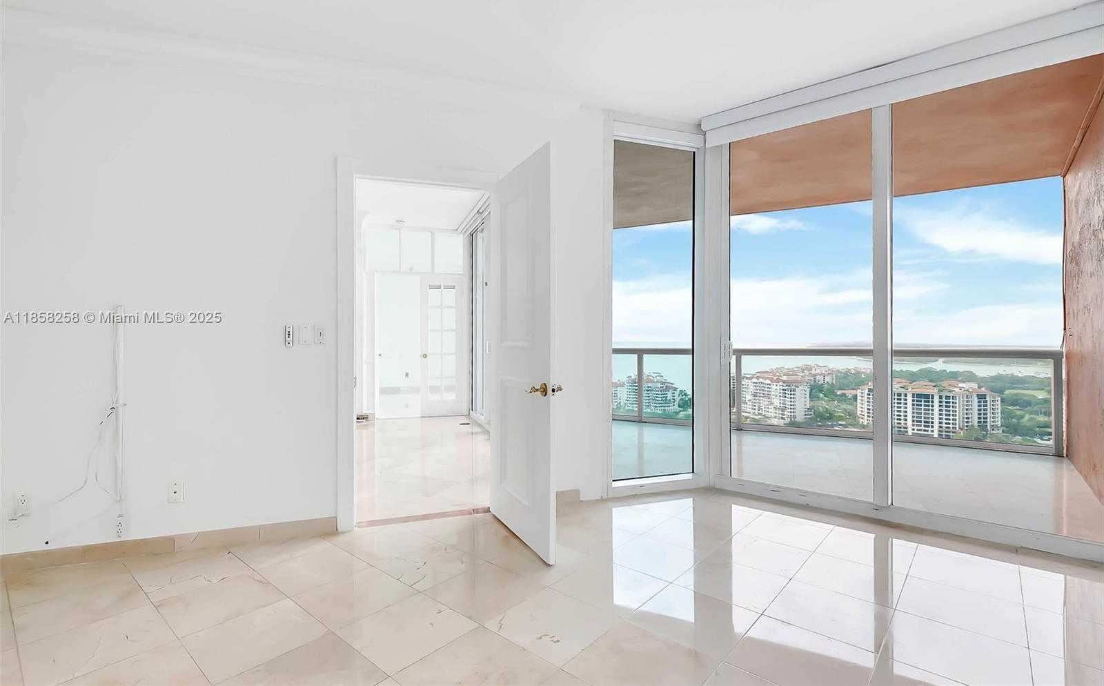 Small Image of 300 SOUTH POINTE DR #2802, Miami Beach Number 18