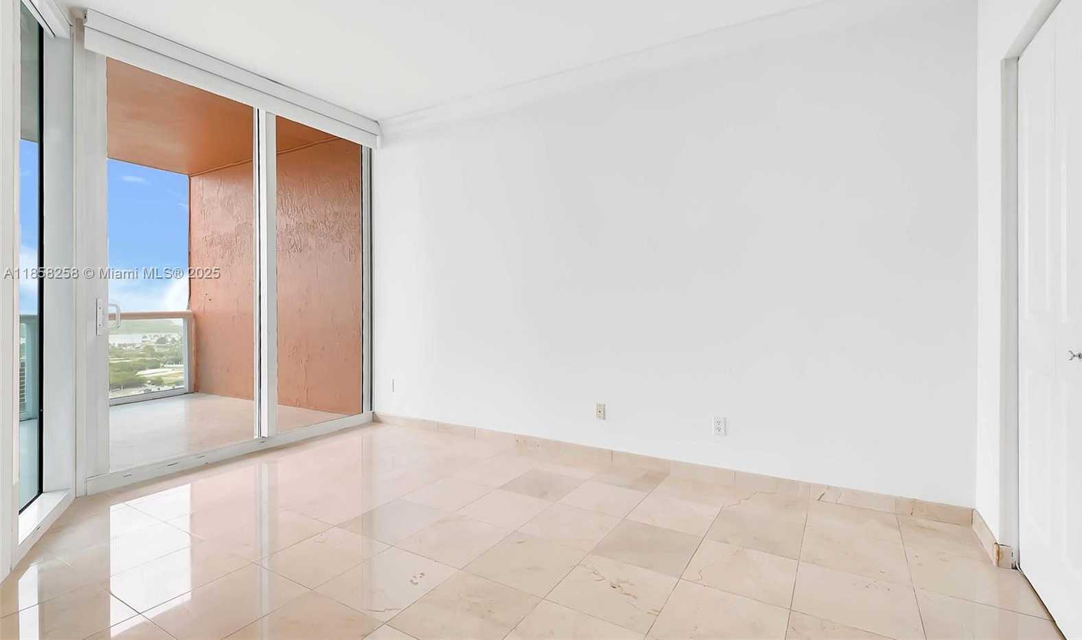 Small Image of 300 SOUTH POINTE DR #2802, Miami Beach Number 19